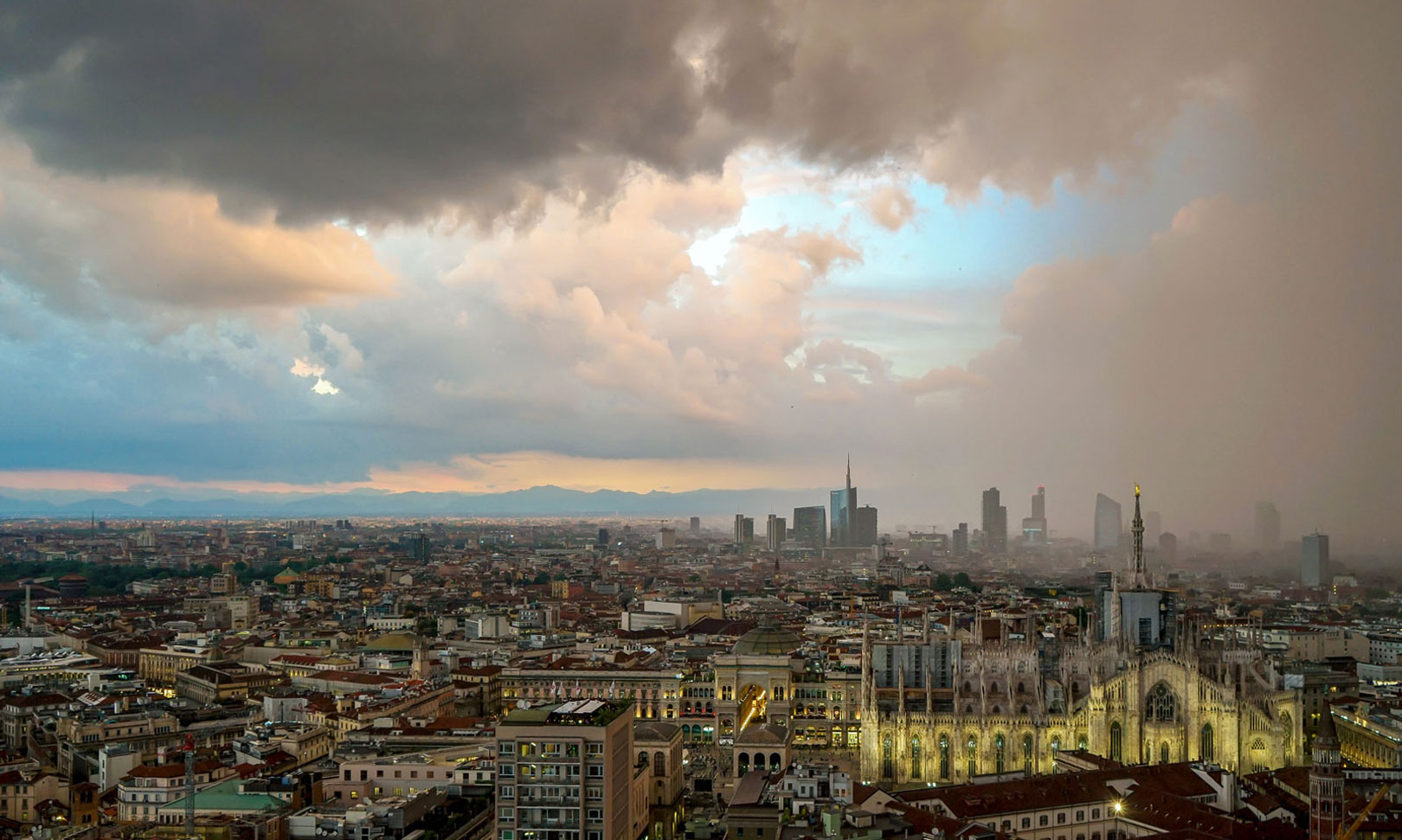 skyline milanese, grattacieli milanesi, duomo, temporale, cielo, fotografia artistica, milano, elena galimberti, fotografia