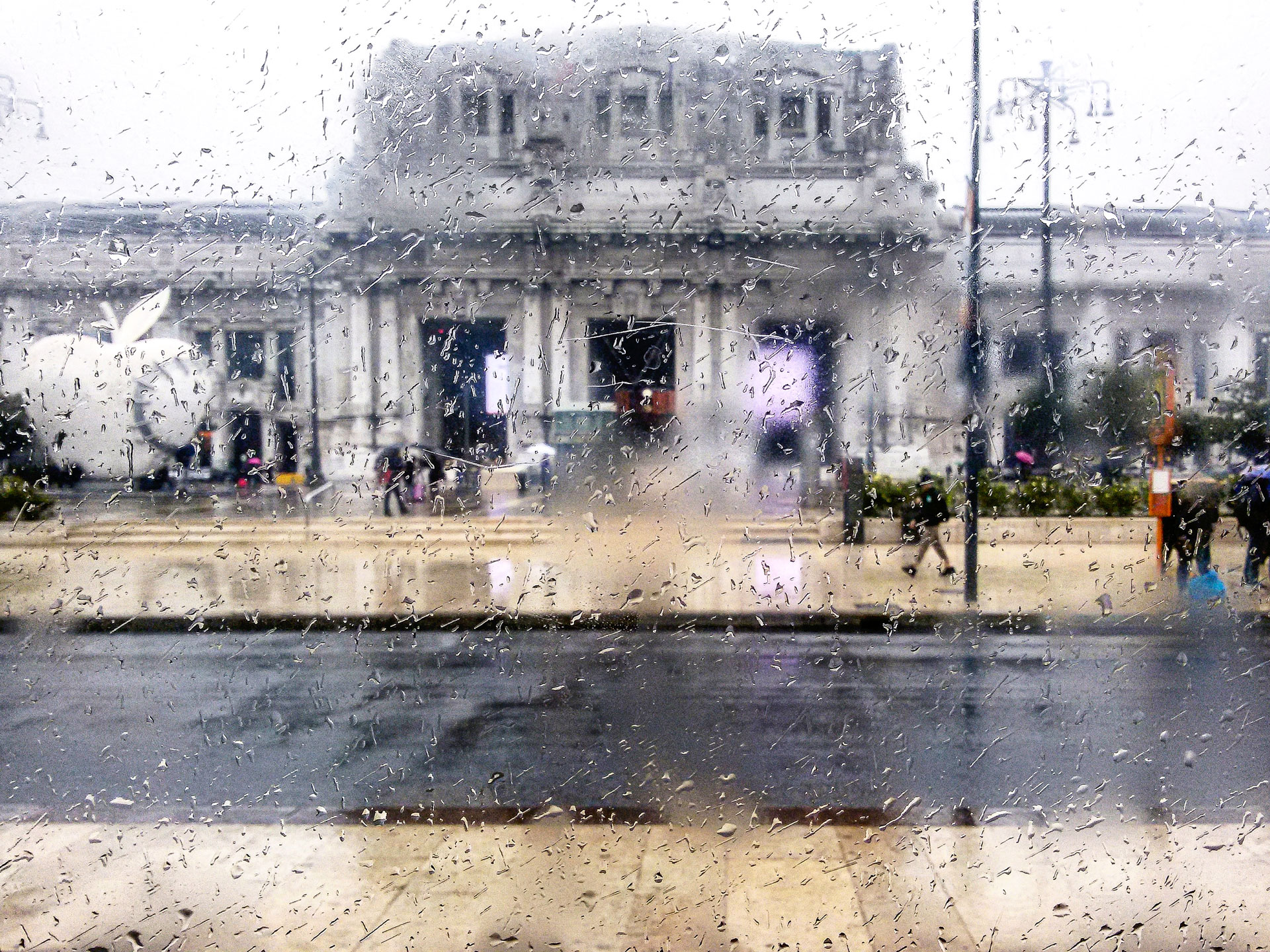 milano, stazione centrale, milano vestita di pioggia, finestrino pioggia, elena galimberti, fotografia artistica